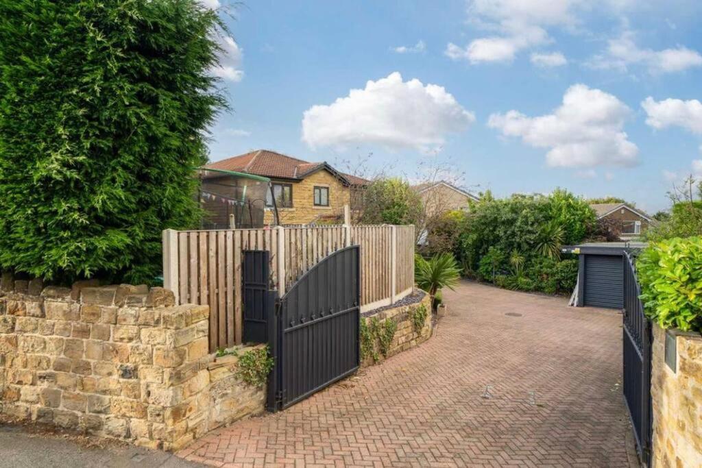 Frank Lane Villa Dewsbury Exterior foto